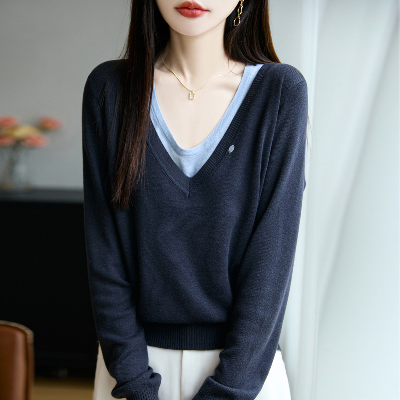 秋季新款精纺羊毛V领长袖假两件柔软亲肤洋气百搭时尚宽松打底衫