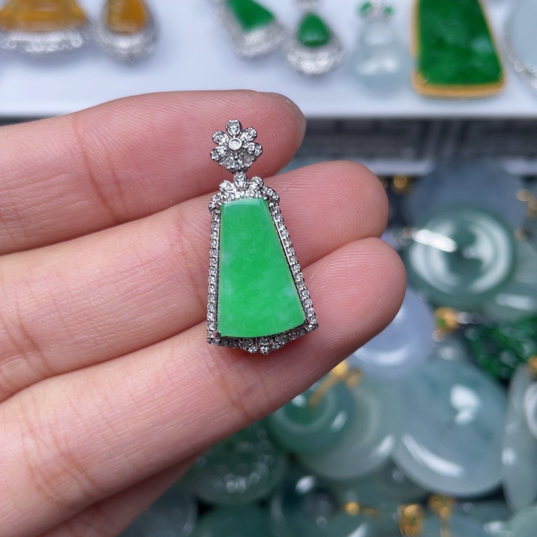 翡翠颈饰18K金镶嵌翡翠