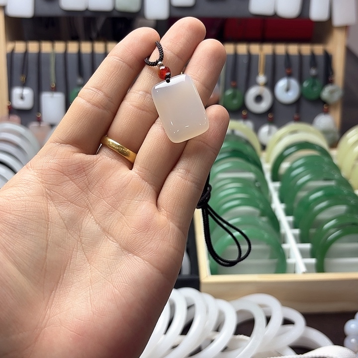 透闪石质玉吊坠(赠链)未镶嵌