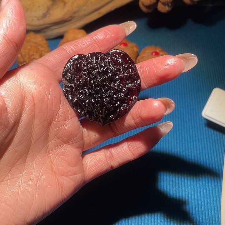 文玩核桃吊坠爱心大片