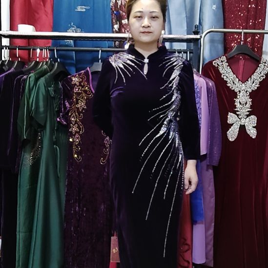 O***服紫色金丝绒水滴领镂空长款旗袍l码
