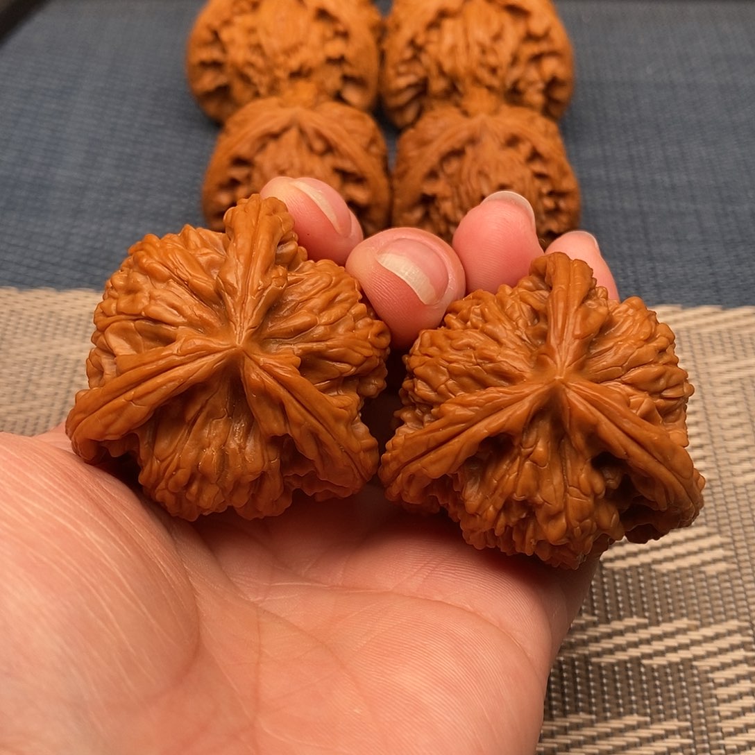 于***店文玩核桃吊坠三棱