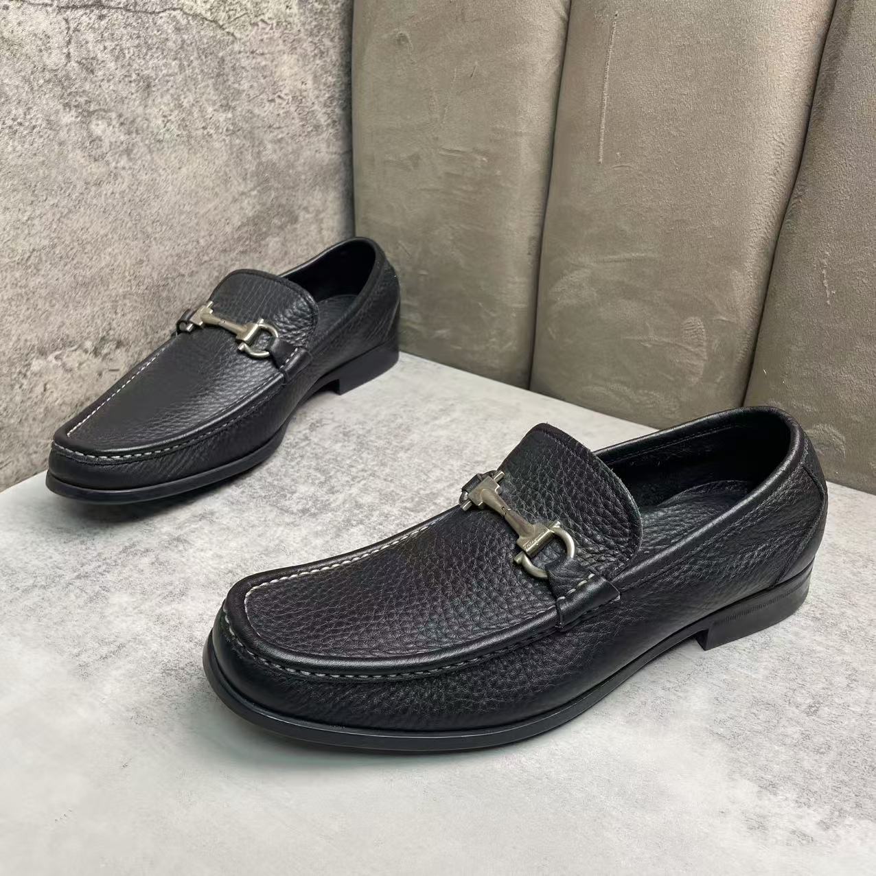 全新未使用 FERRAGAMO/菲拉格慕 黑色荔枝纹舒适休闲皮鞋/42码