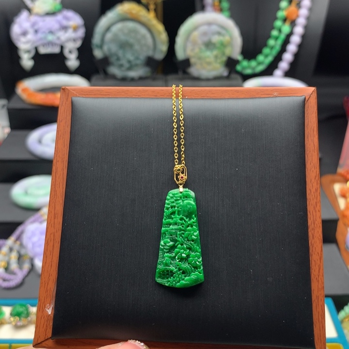 翡翠颈饰未镶嵌翡翠山水