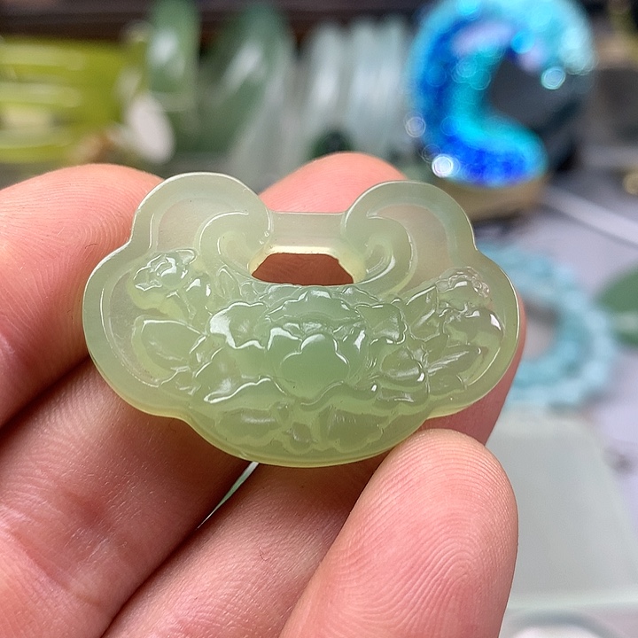 蛇纹石玉挂坠未镶嵌