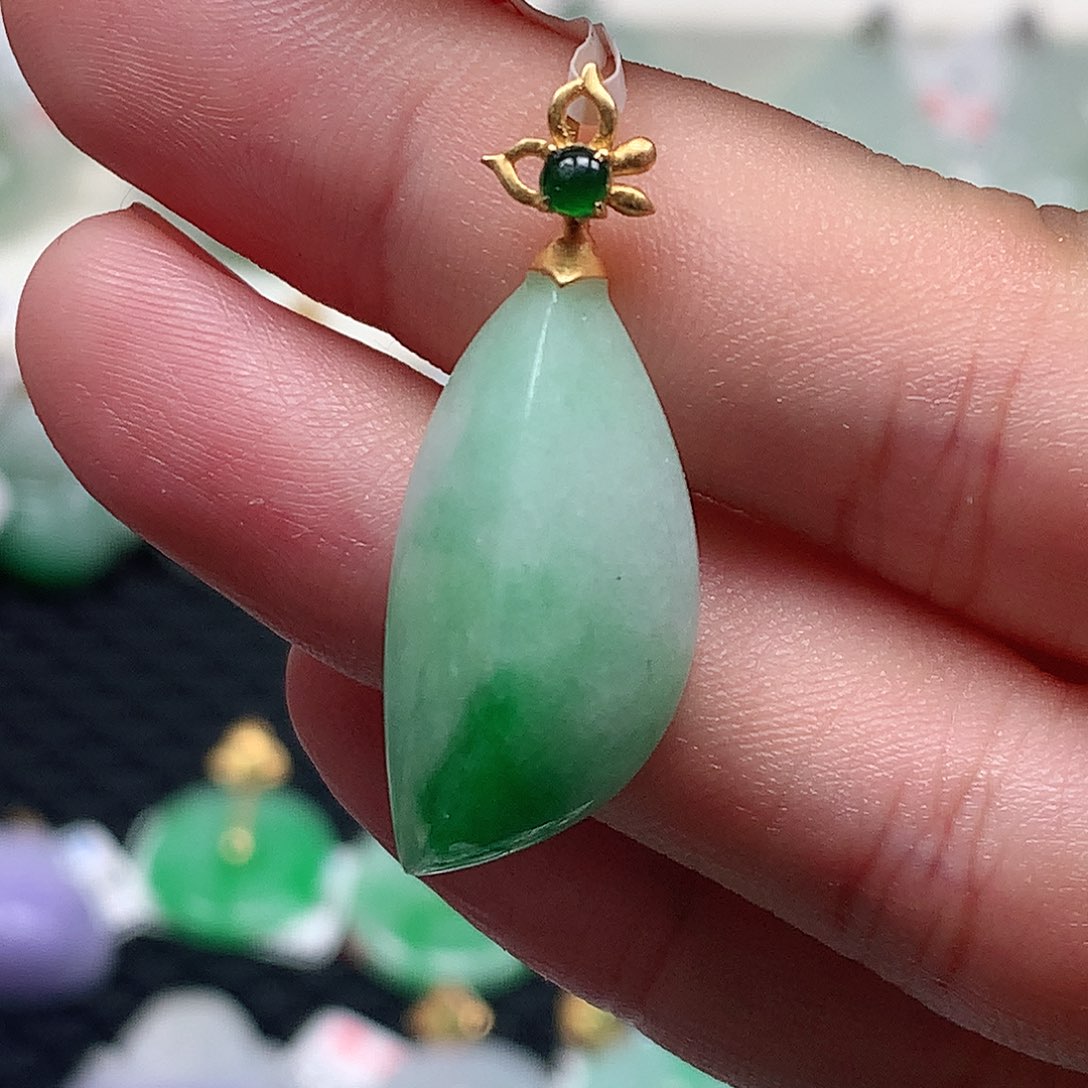 颈饰18K金镶嵌翡翠翡翠吊坠