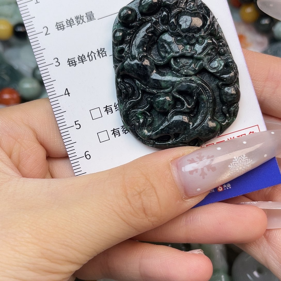 翡翠未镶嵌颈饰hhh