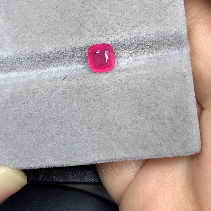尖晶石裸石1.57ct热粉色马亨盖