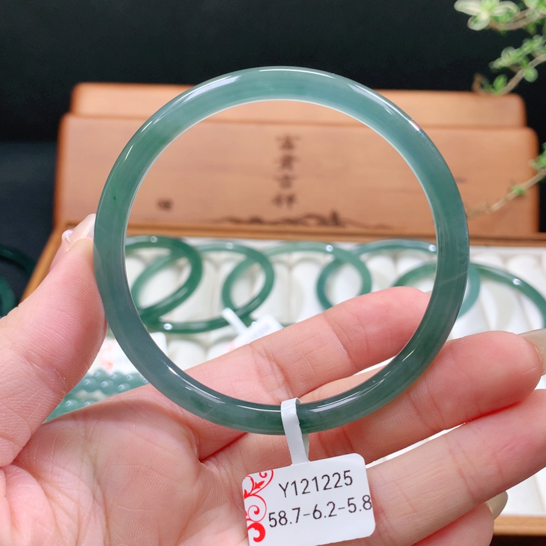 翡翠手镯未镶嵌天然
