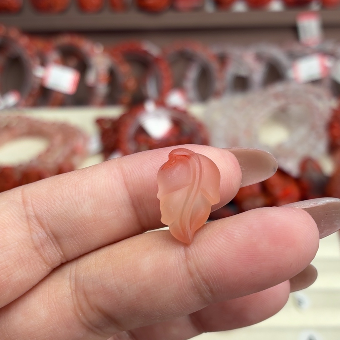 熊***觉南红玛瑙未镶嵌颈饰树叶