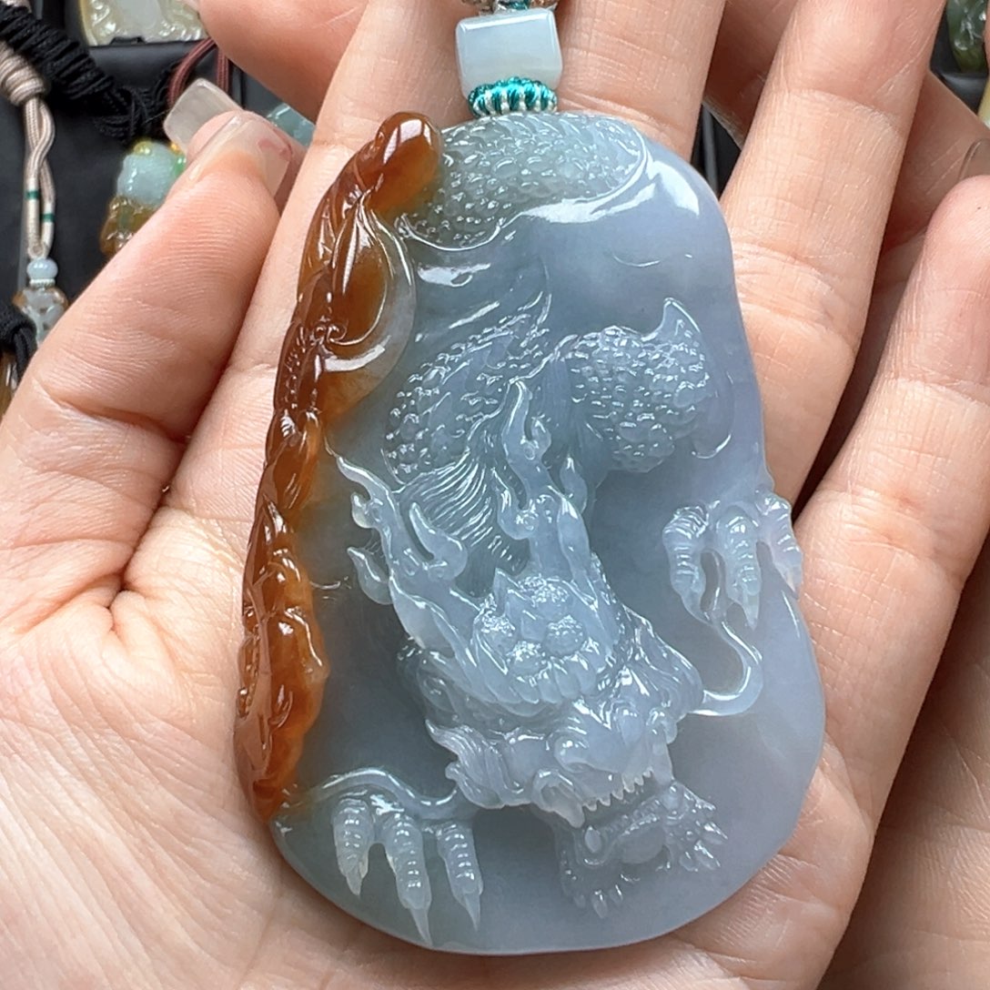 翡翠颈饰未镶嵌山水