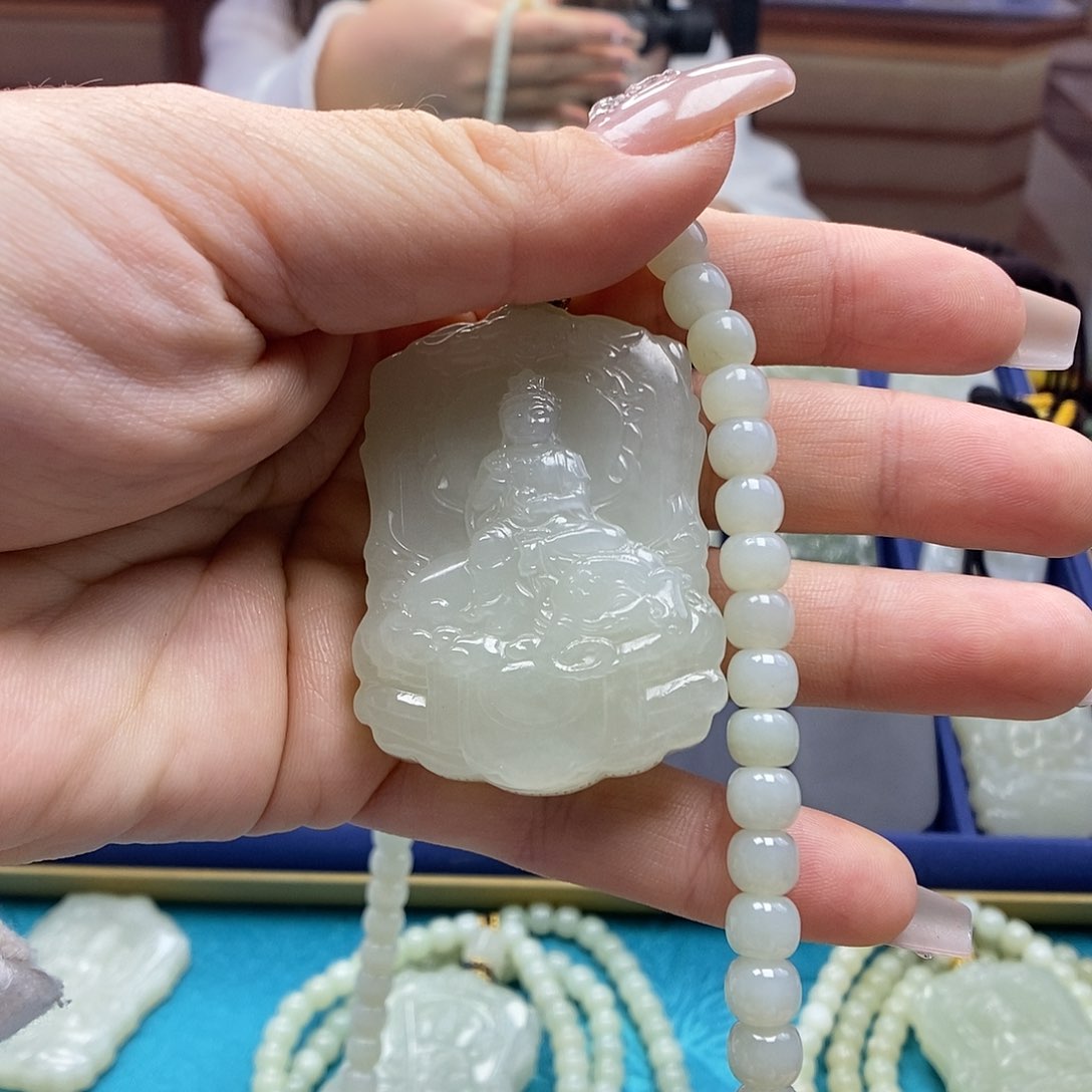 和田玉颈饰未镶嵌孔*