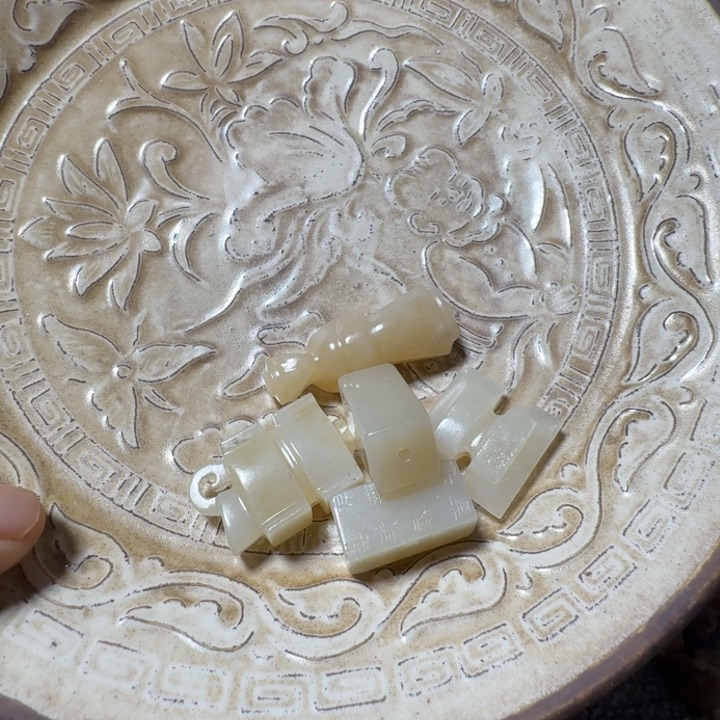 凡***庸瓷片刻花瓷盘1111111