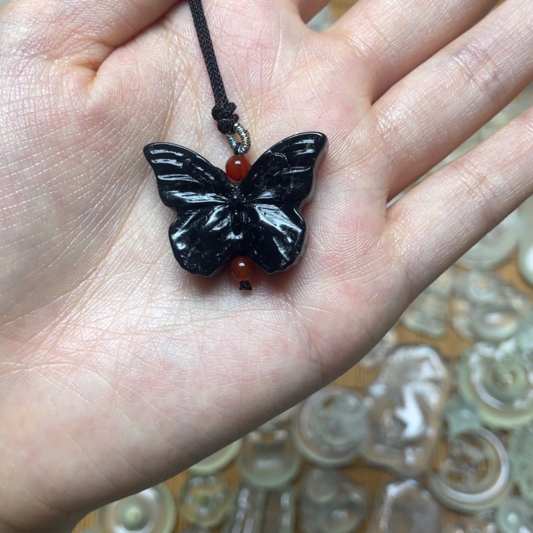 蛇纹石玉未镶嵌颈饰