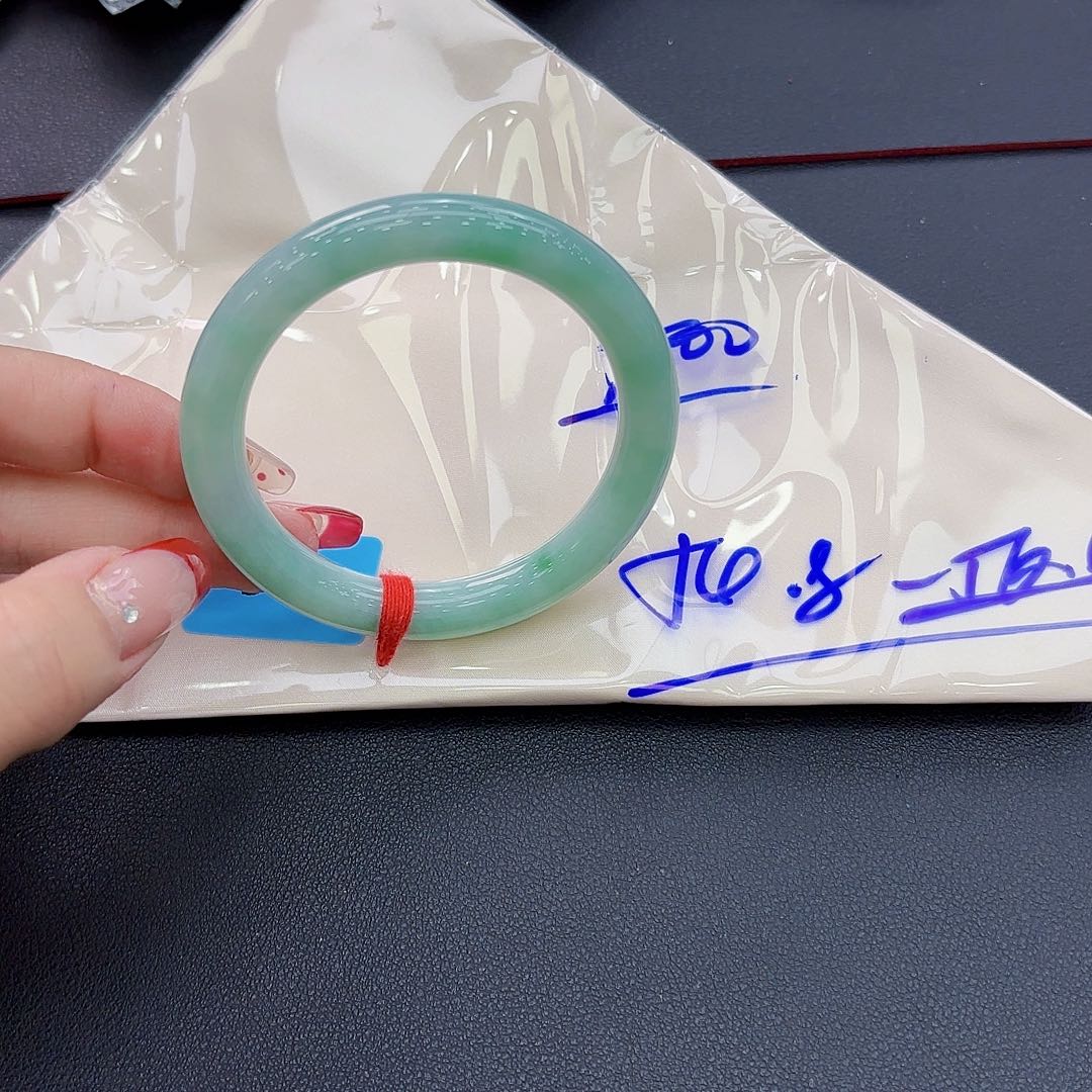 翡翠手镯未镶嵌手镯