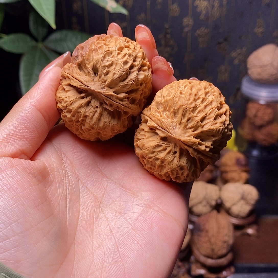 文玩核桃把件铁绣球