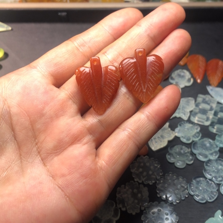一***官未镶嵌蛇纹石玉耳钉