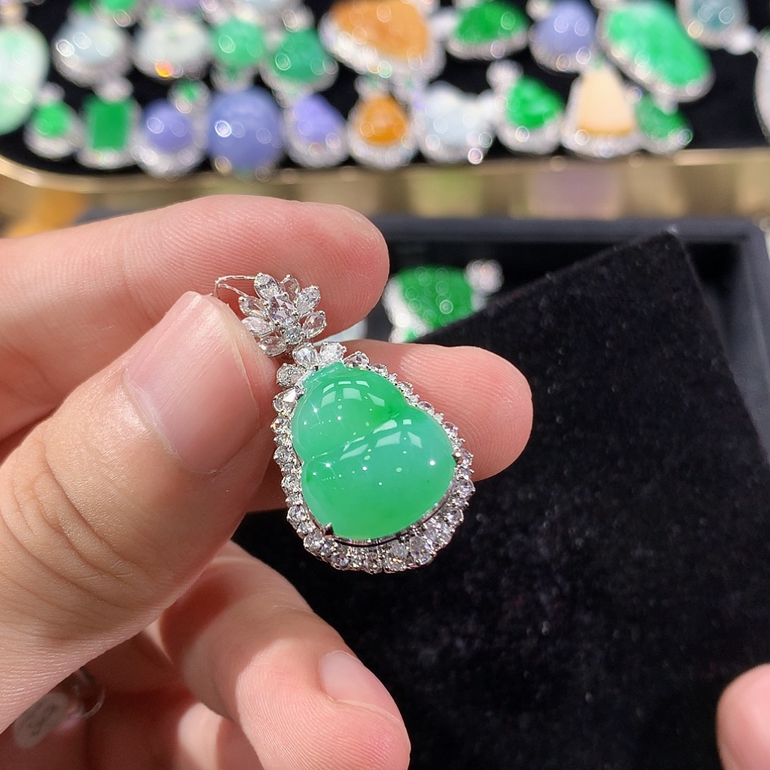 翡翠18K金镶嵌颈饰