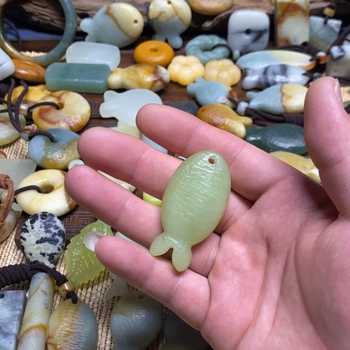 黎***阳蛇纹石玉未镶嵌颈饰