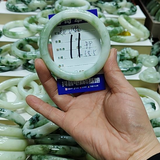 美****透闪石-蛇纹石玉未镶嵌手镯