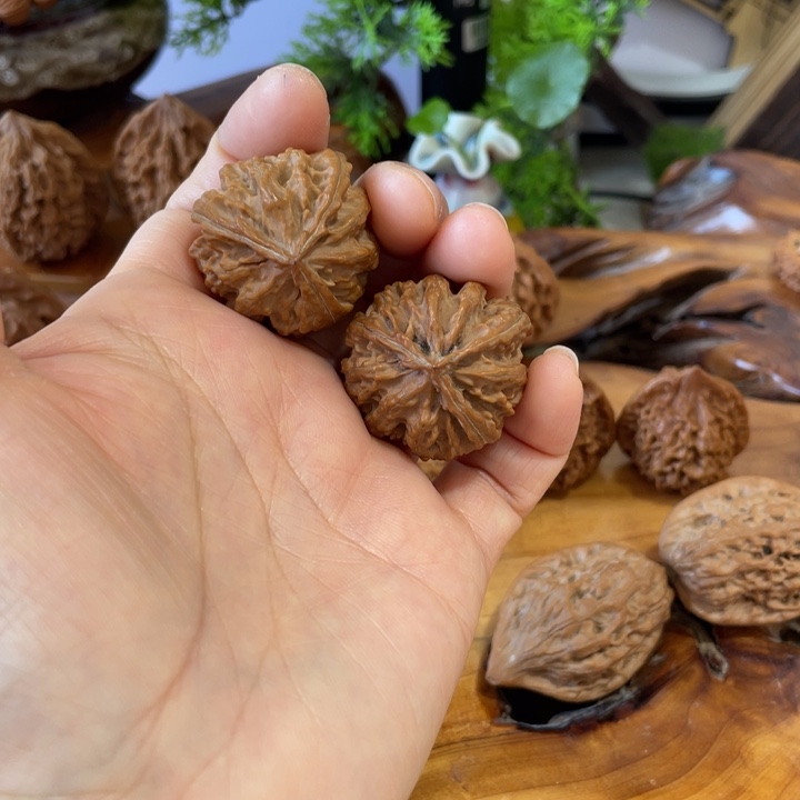 文玩核桃三棱小手捻