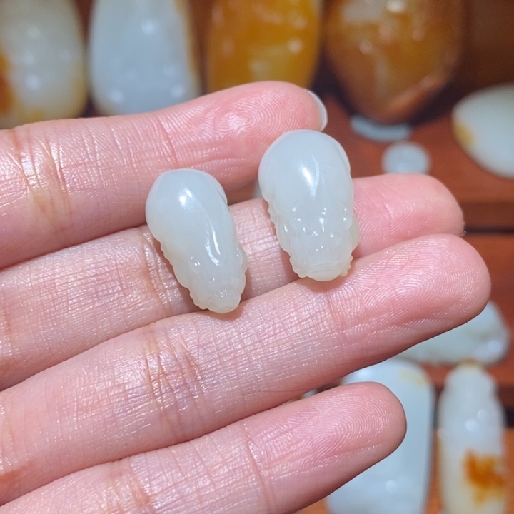 涅***生和田玉未镶嵌颈饰