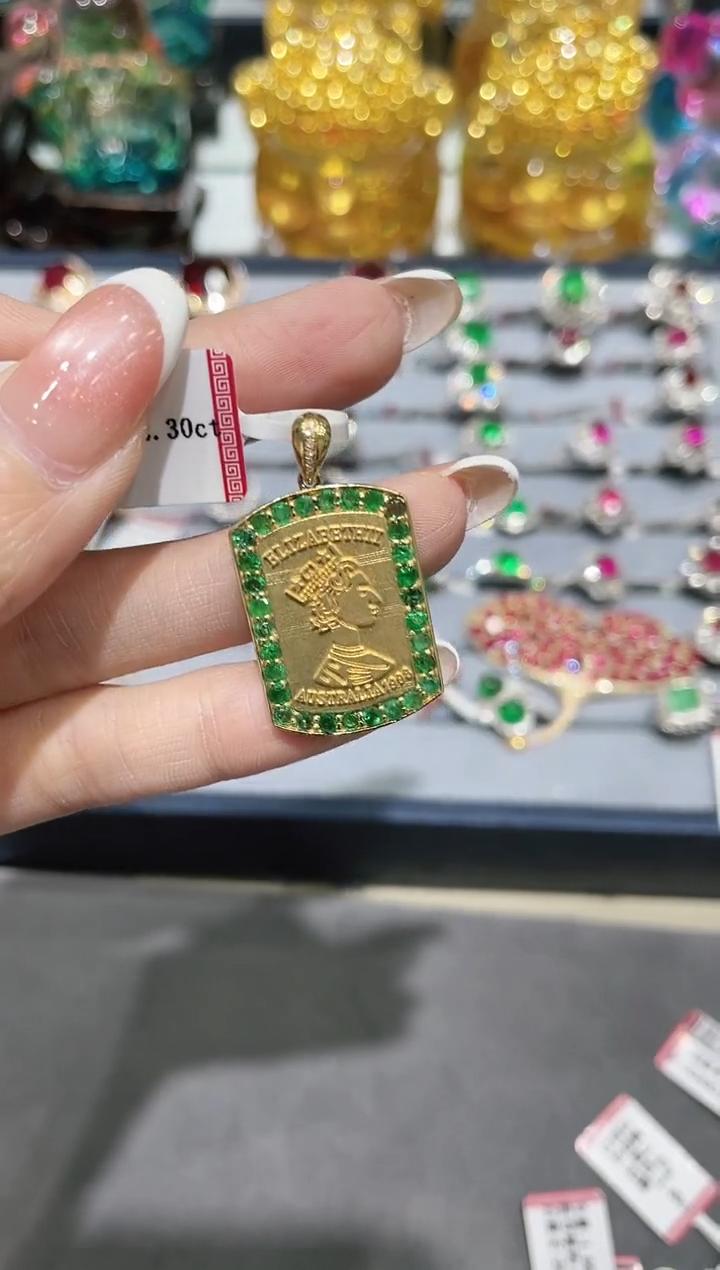 18K金镶嵌天然祖母绿吊坠女王牌