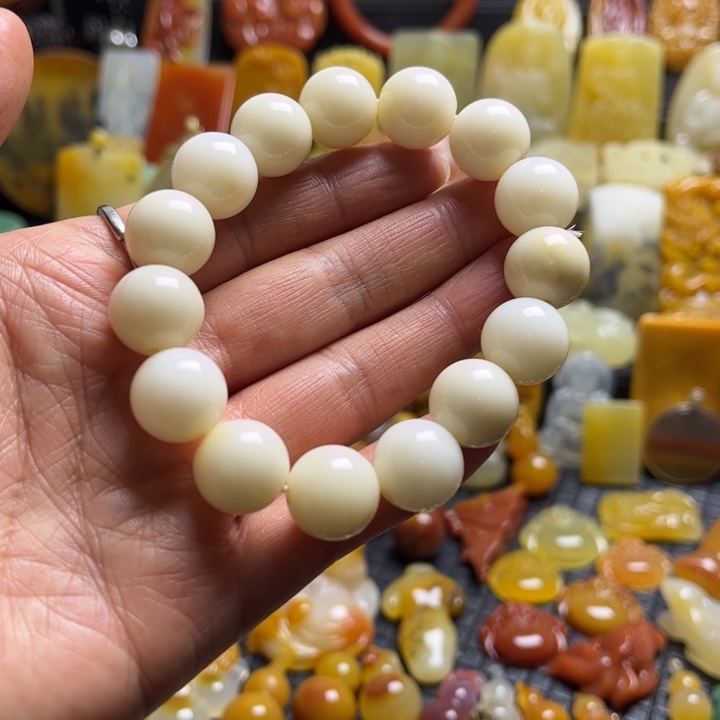 石英质玉（黄龙玉）未镶嵌颈饰