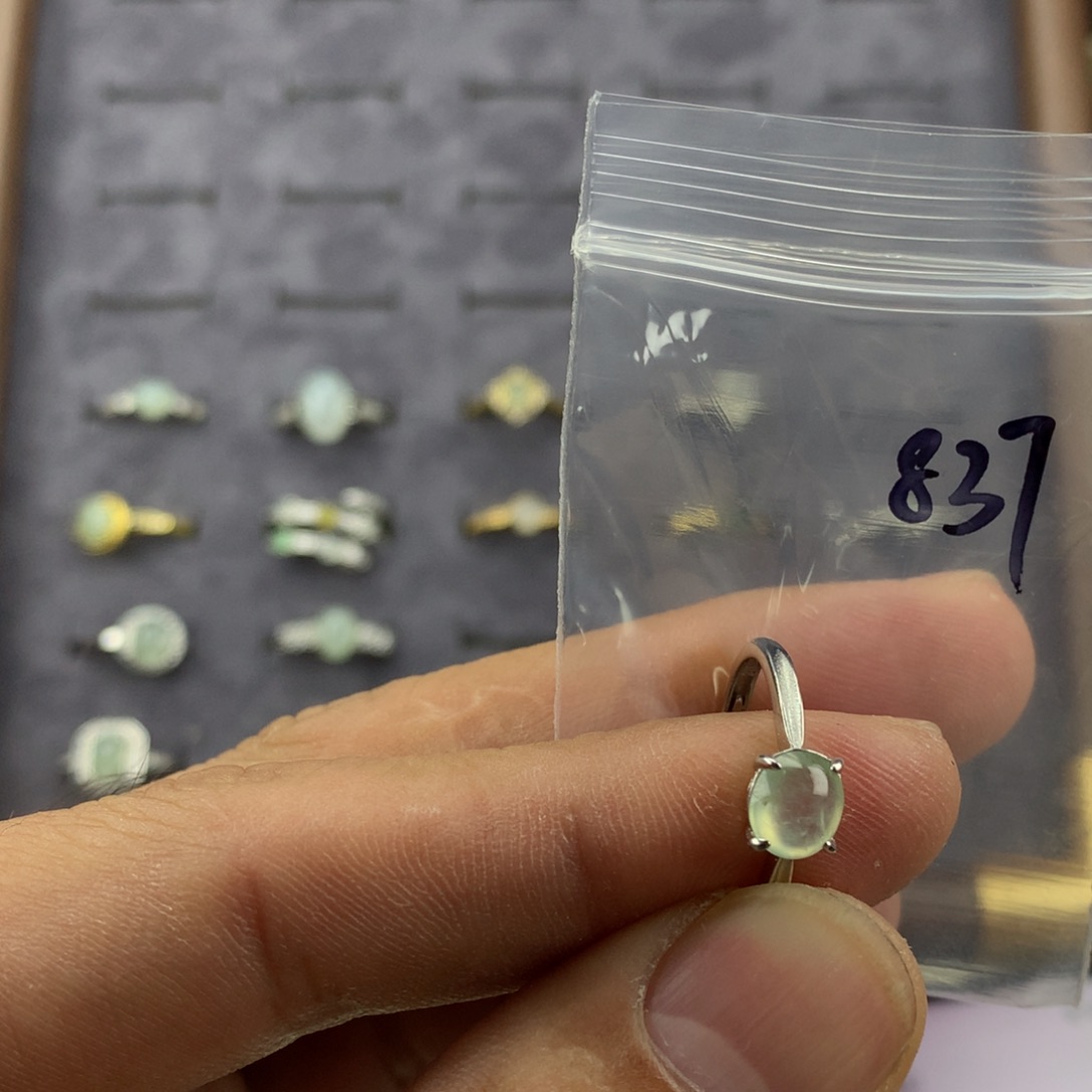 莫****翡翠未镶嵌戒指837