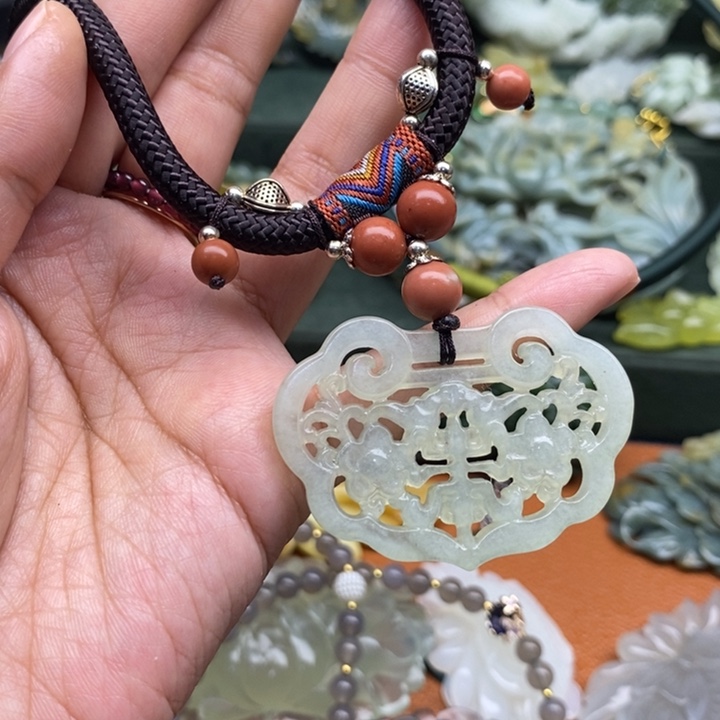 蛇纹石玉未镶嵌吊坠