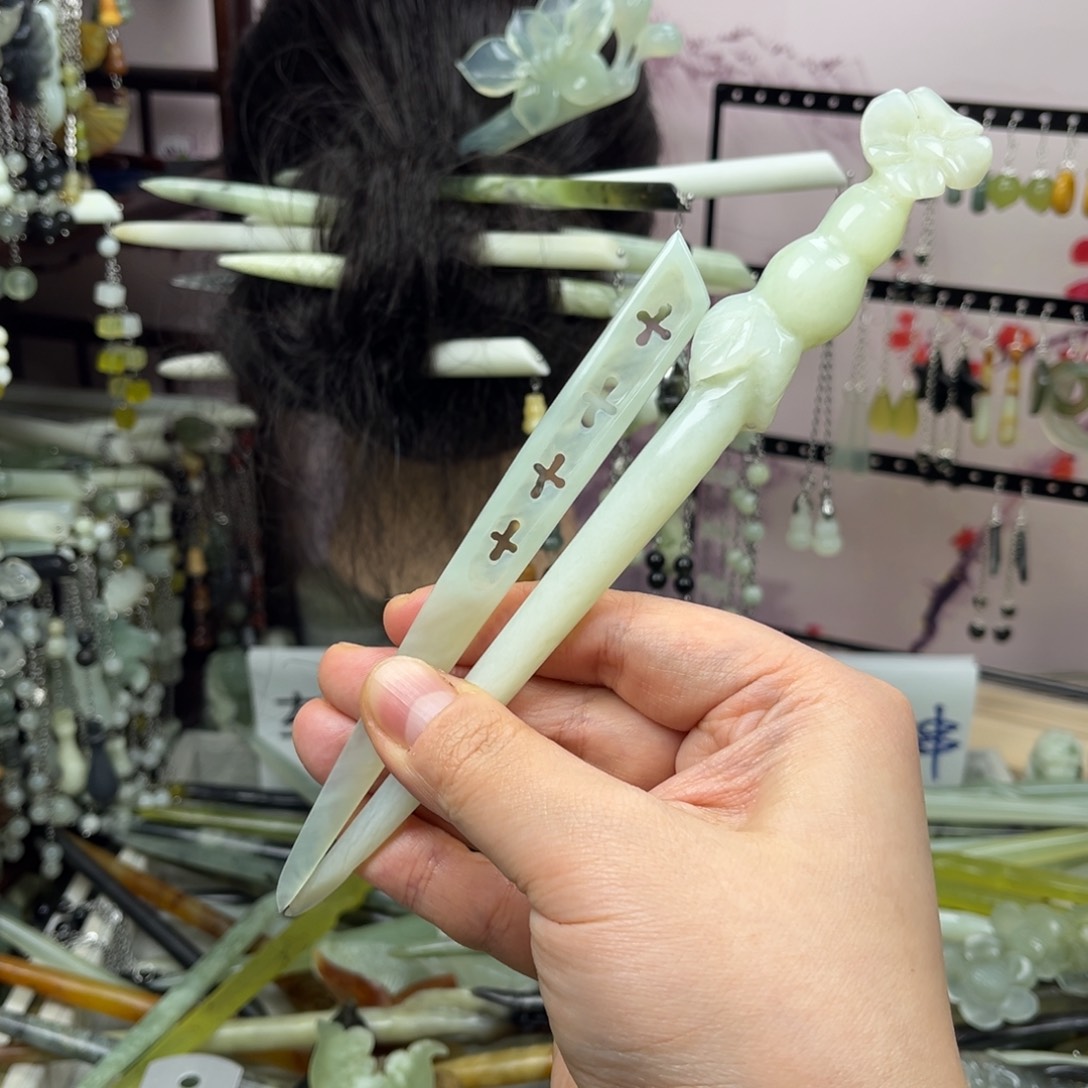 黛***黛岫玉未镶嵌发饰长度14.5厘米左右和19厘米左右，葫芦有瑕疵