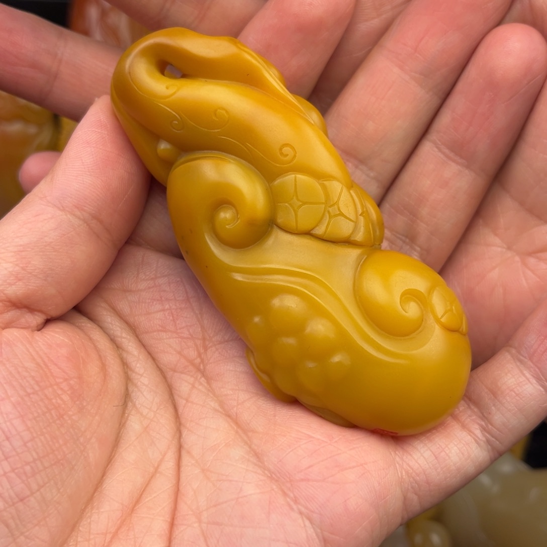 涛***石英质玉未镶嵌黄蜡石挂件