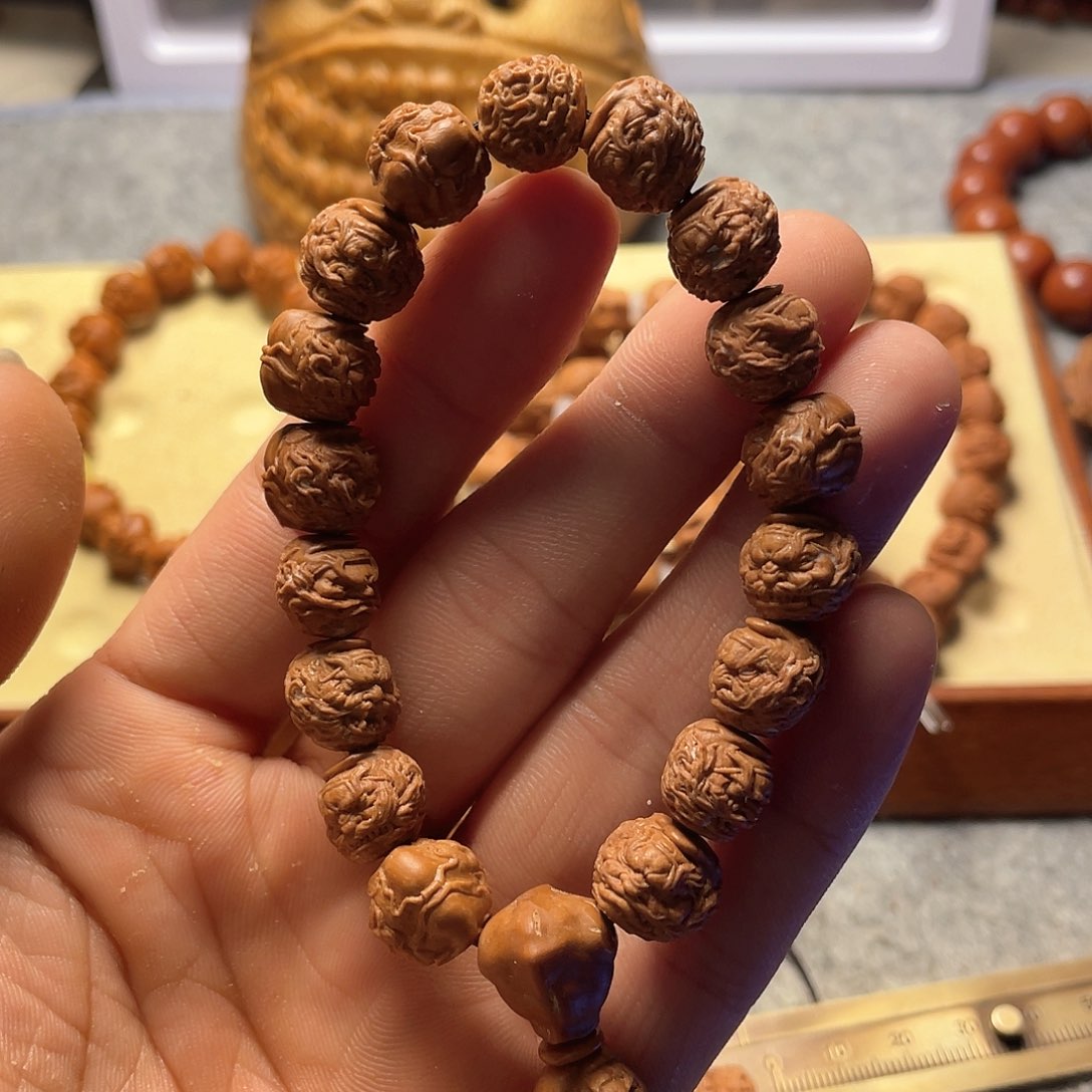 龙纹桃核雕刻钟馗头