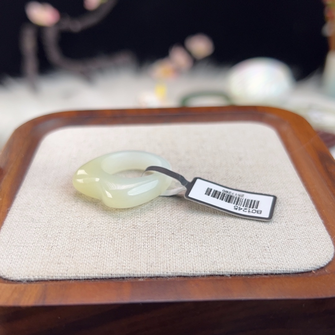 和田玉未镶嵌戒指w27俄白猫耳16.9不退不换