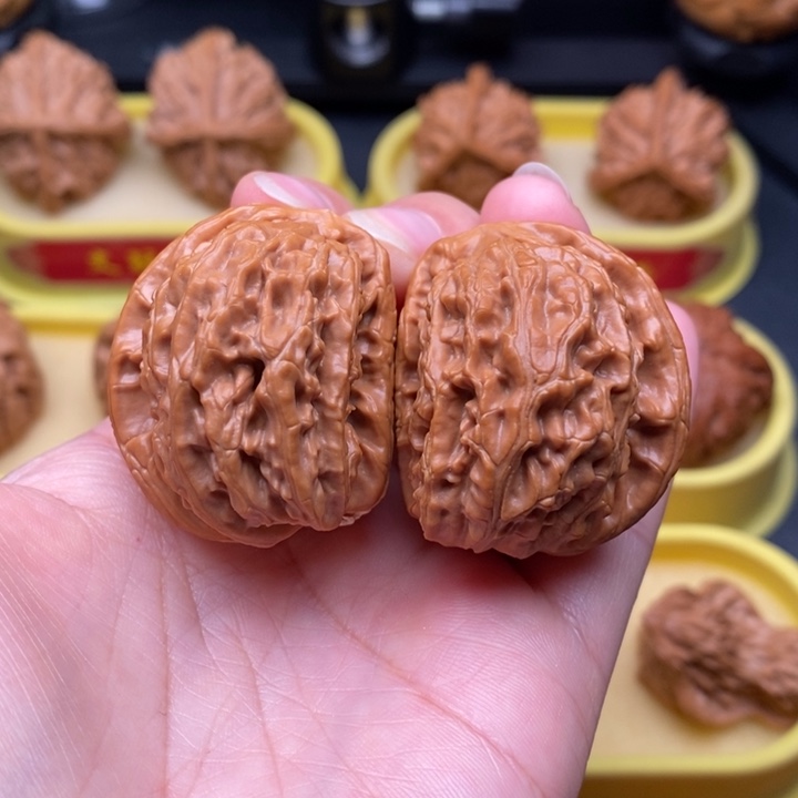 文玩核桃吊坠白狮子异形半壁江山