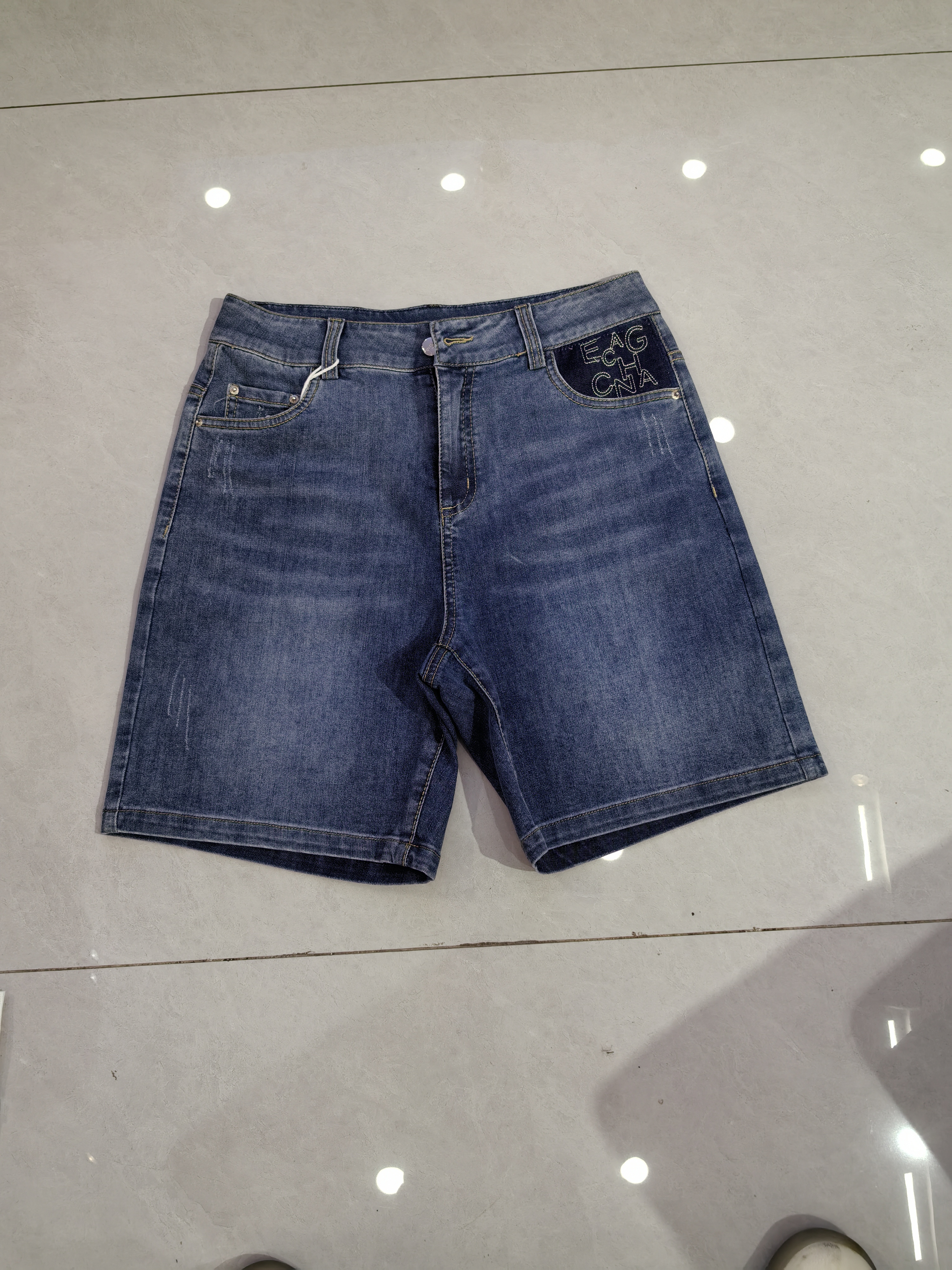 牛仔裤短款款。6676