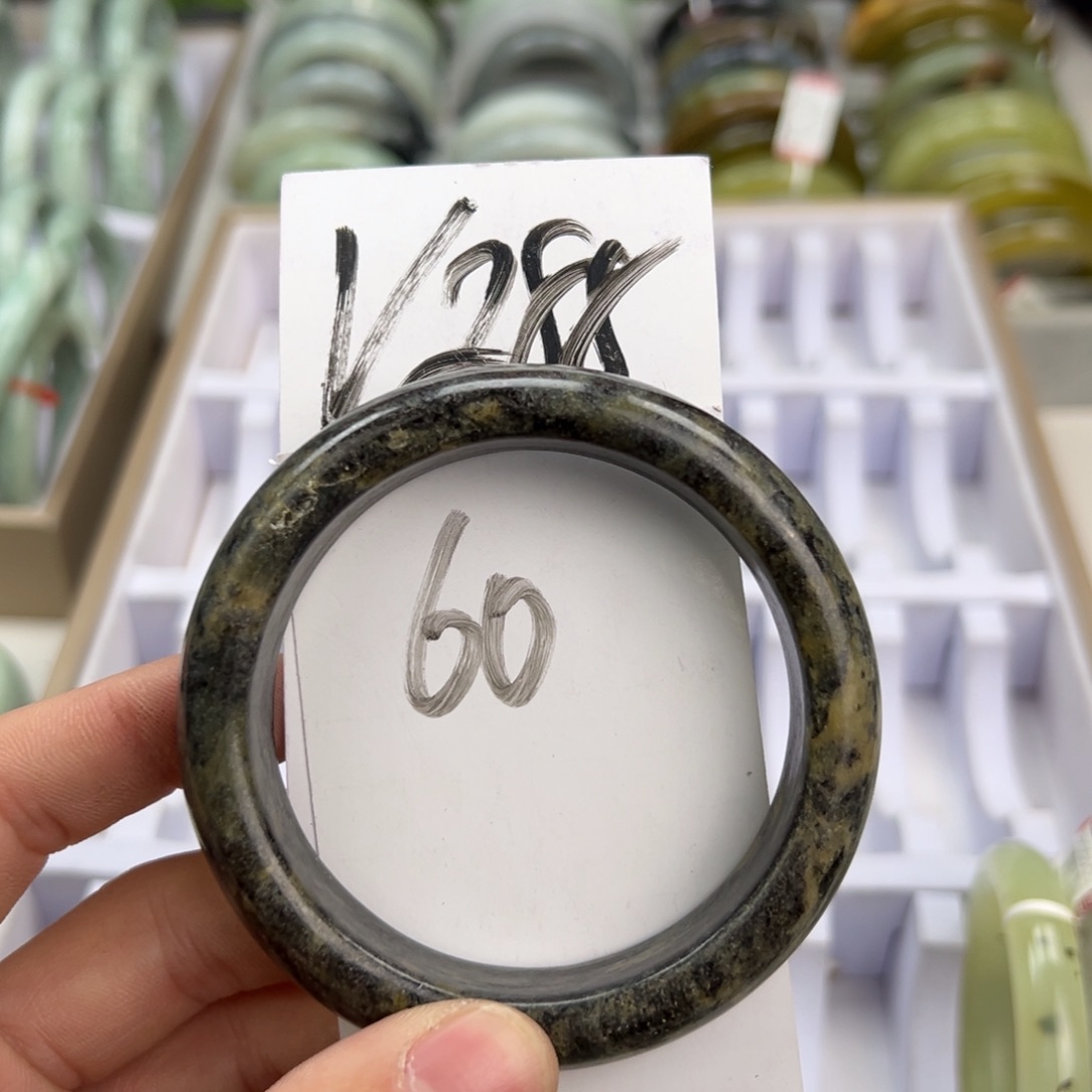 岫玉手镯未镶嵌天然岫玉微瑕