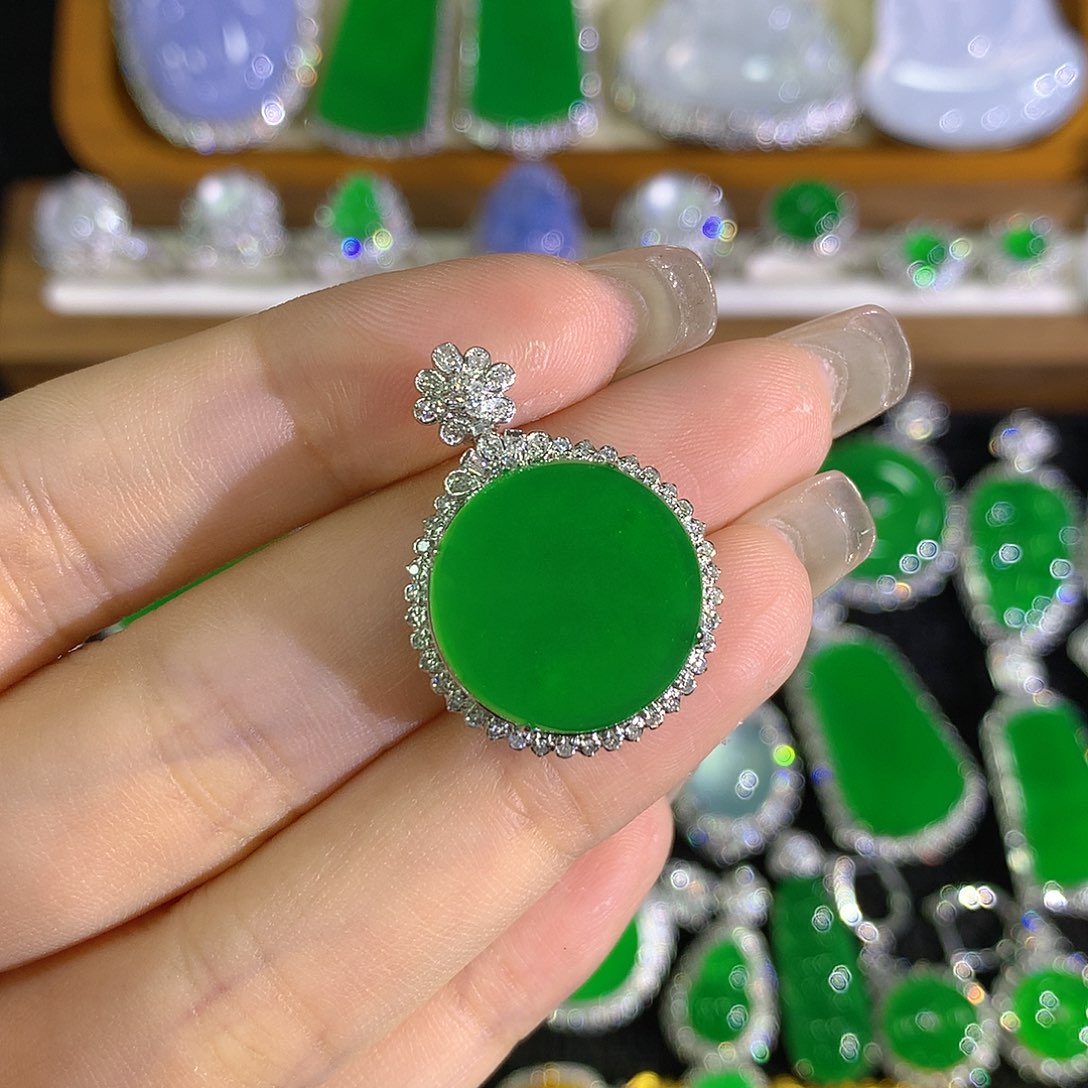 翡翠18K金镶嵌颈饰8888888