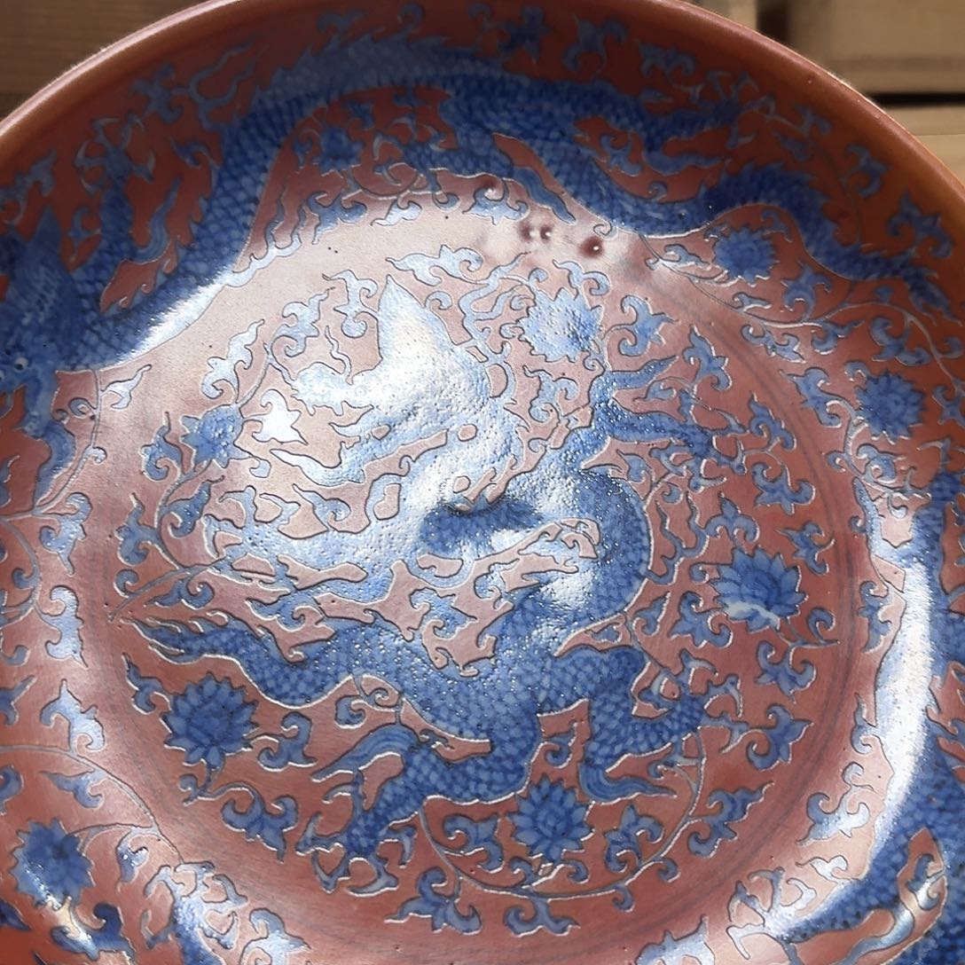 瓷片矾红青花龙纹盘子