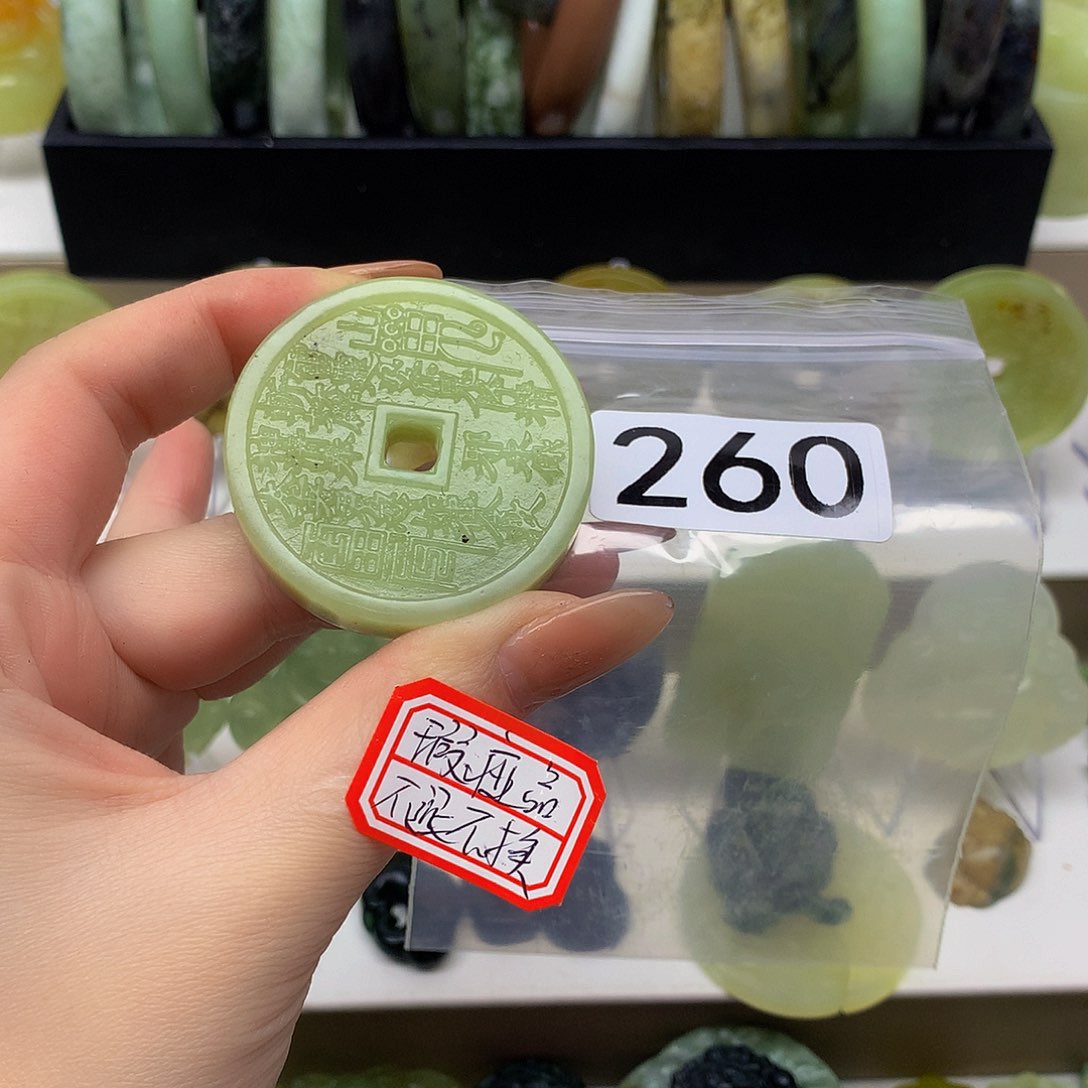 蛇纹石玉颈饰未镶嵌