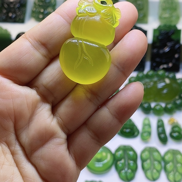 蛇纹石玉颈饰未镶嵌