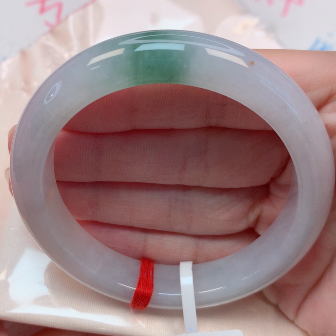 翡翠手镯未镶嵌56圈 带抹绿花