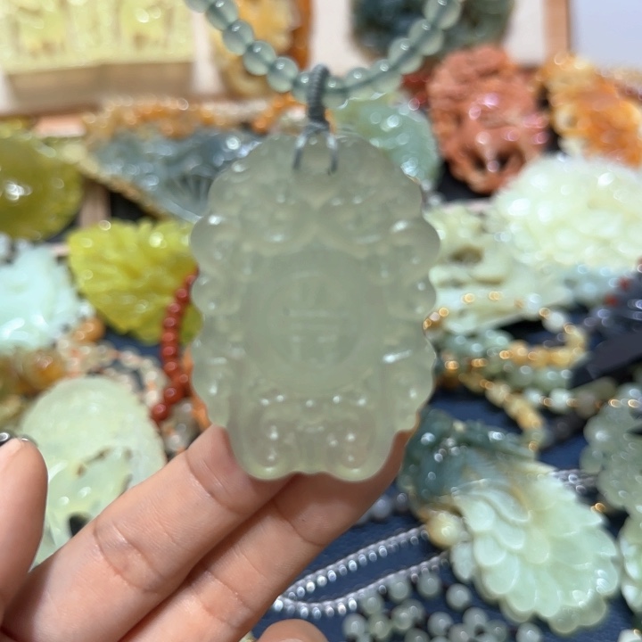 未镶嵌蛇纹石玉吊坠