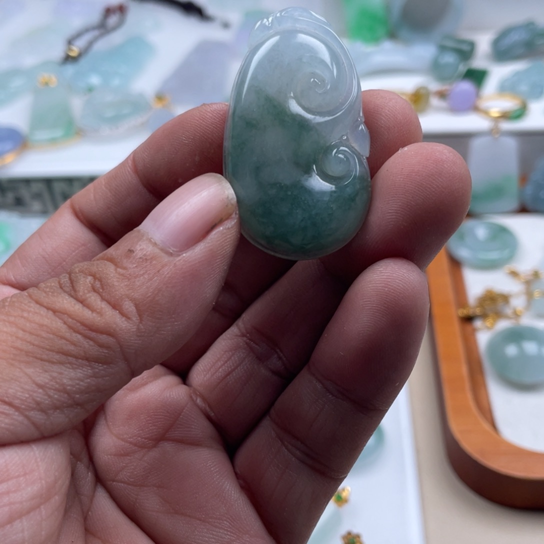 翡翠未镶嵌颈饰翡翠冰飘花如意