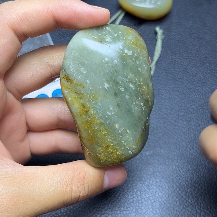 和田玉未镶嵌把件