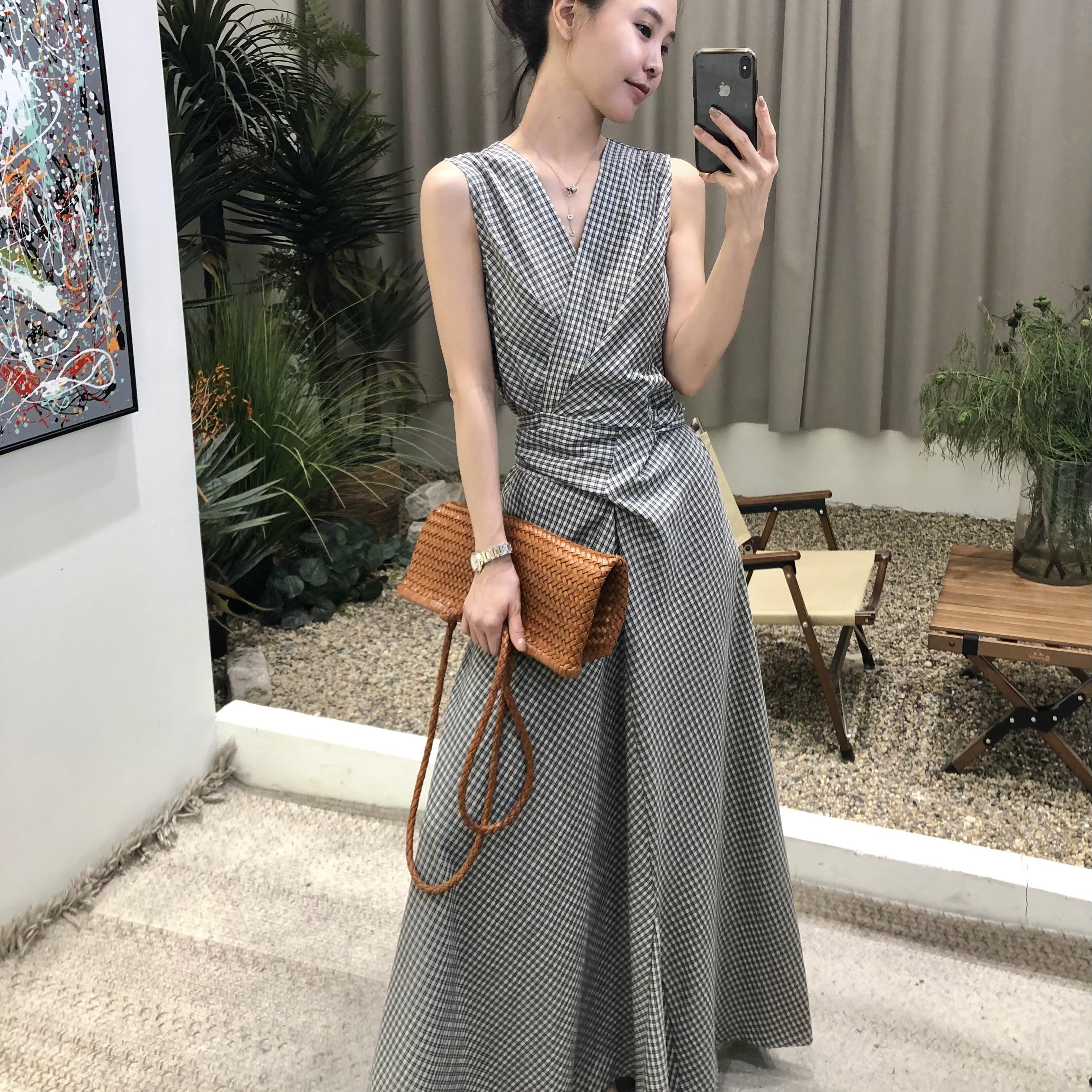 法式复古慵懒独特漂亮掐腰时尚背心连衣裙女夏法式V领格子长裙女