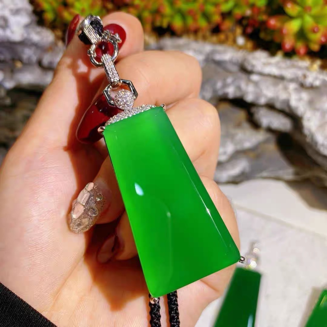 天然冰种绿玉髓平安无事牌吊坠奢华玉石毛衣链