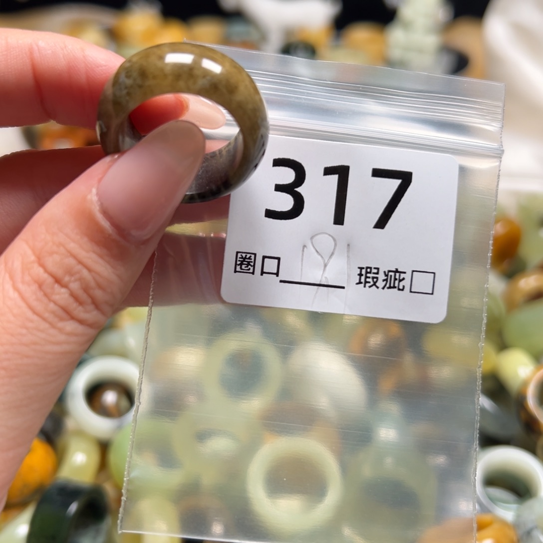在***人蛇纹石玉未镶嵌戒指