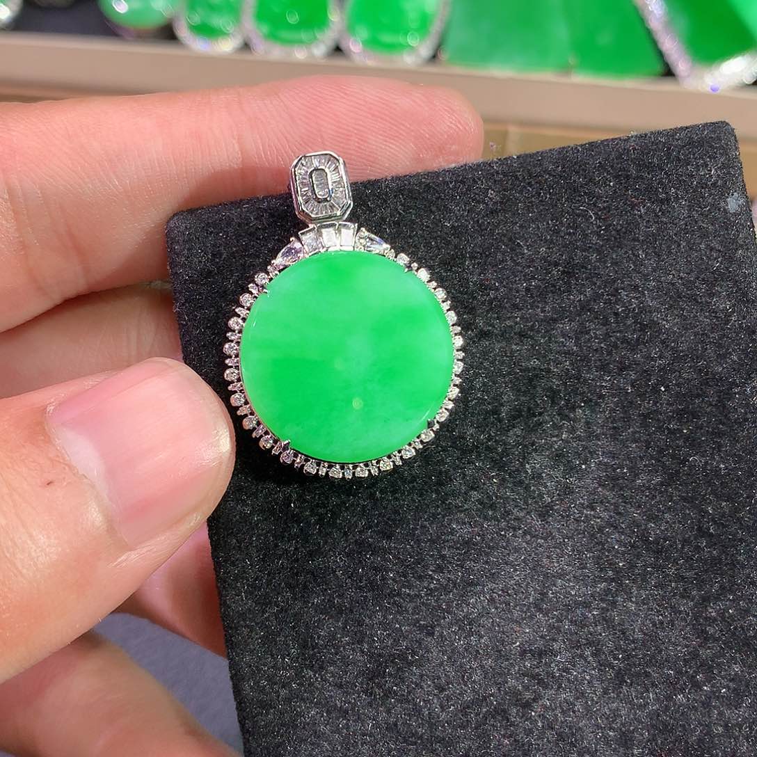 翡翠吊坠(赠链)18K金镶嵌