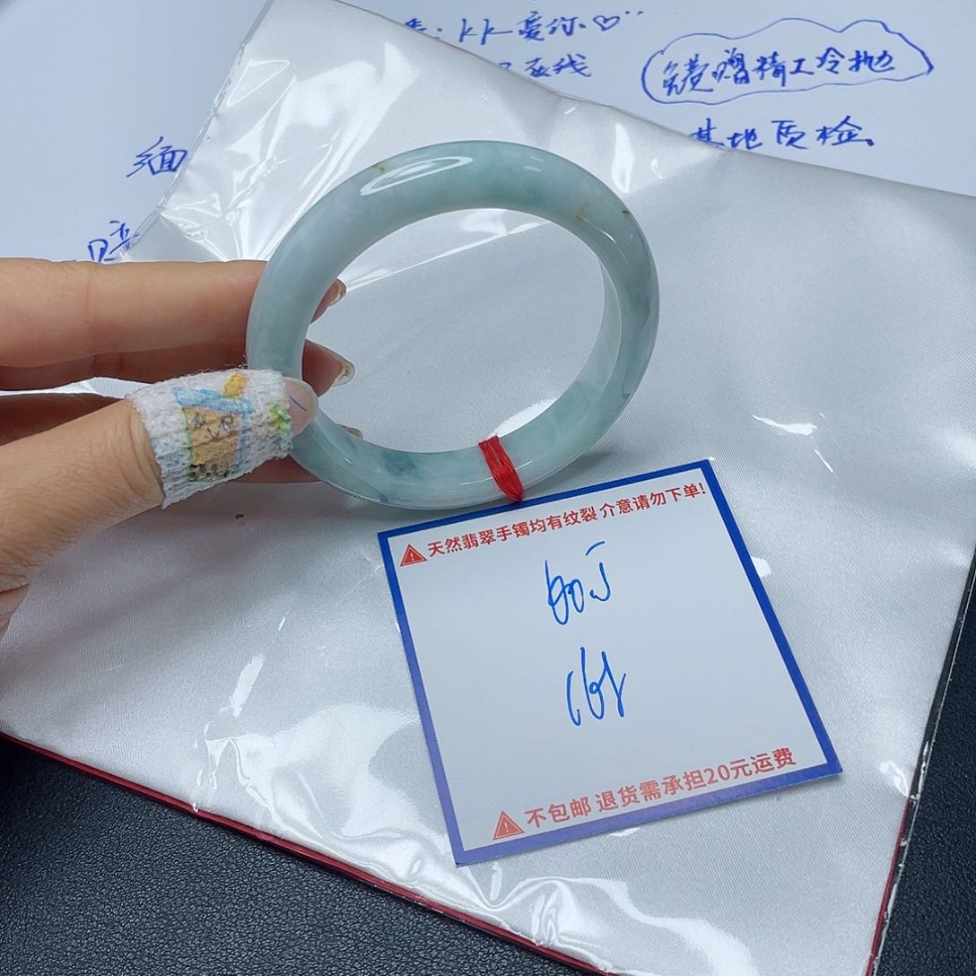 翡翠手镯未镶嵌翡翠